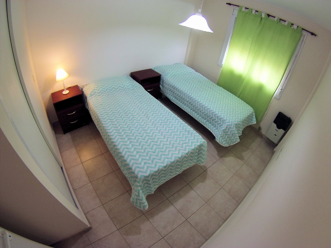 Dormitorio con dos camas simples
