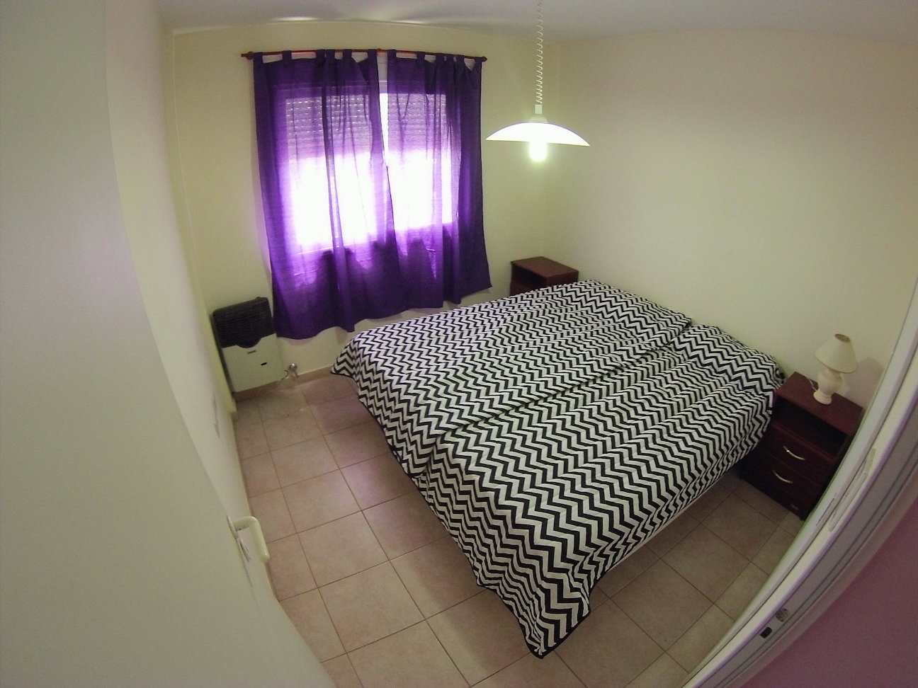 Dormitorio principal con cama matrimonial